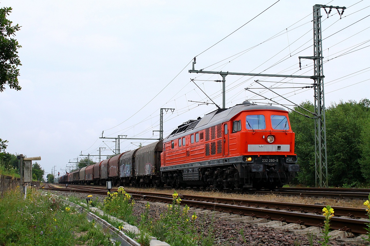 Da die 232 280-8 halten musste da der Gegenzug Verspätung hatte nutzte ich die Gelegeheit zum Standortwechsel...um auf Höhe der Asigs in Jübek stehend die Lok nochmal mit komplettem Zug EZ 47416 abzulichten. Jübek 13.07.2015