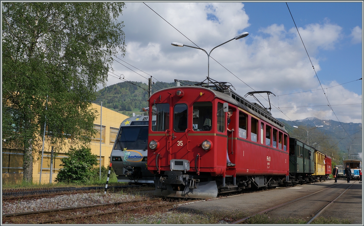 Da am Sonntag und Montag, im Gegensatz zu Samstag VVT Extrazug von Vevey nach St-Sulpice verkehrte, konnte der letzte Riviera Belle Epoque Zug gut eineinhalb Stunden später gelegt werden. Hier wartet der RhB ABe 4/4 N° 35 in Blonay auf die Abfahrt Richtung Vevey.
15. Mai 2016