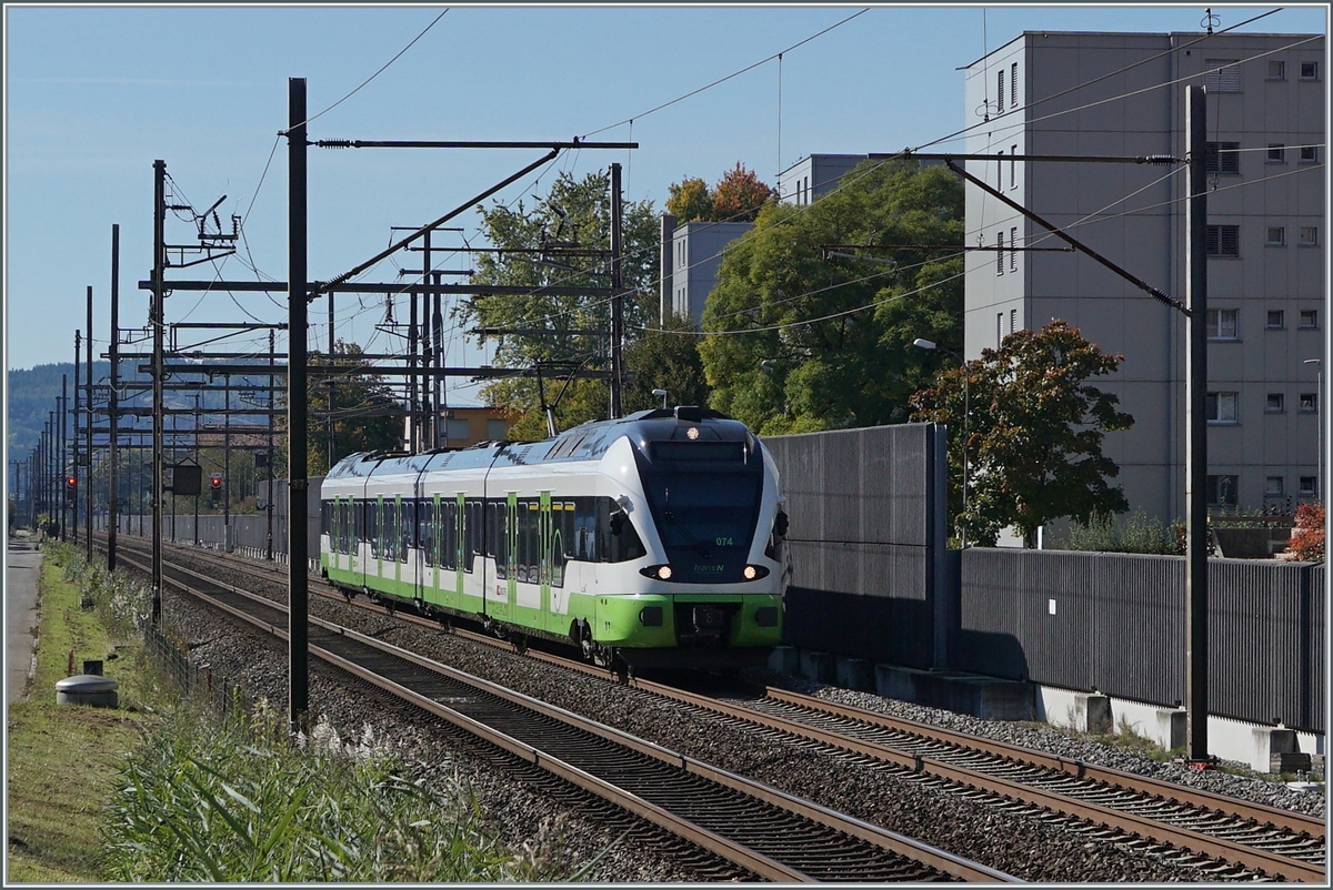 Da der an die TransN vermietete SBB RABe 523 074 infolge baubedingtem Streckenunterbruchs Neuchâtel - La Chaux de Fonds vorübergehend nicht mehr dort benötigt wird, ist er bei der SBB im Regionalzugsverkehr zwischen Biel/Bienne und Olten im Einsatz. 
Das Bild entstand in Grenchen zwischen den Stationen Lengnau und Grenchen Süd. 

14. Okt. 2021