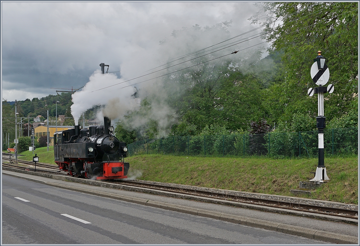 Da die B-C Lokführer immer sehr exakt bis zum notwendigen Punkt fahren hier die Einfahrweiche von Blonay, gelingt es kaum, die in Blonay rangierende Lok mit der passenden Hippschen Wendeschiebe zu fotografieren, wie dieses (Versuchs)-Bild mit der B-C G 2x 2/2 105 zeigt. 

14. Juni 2020