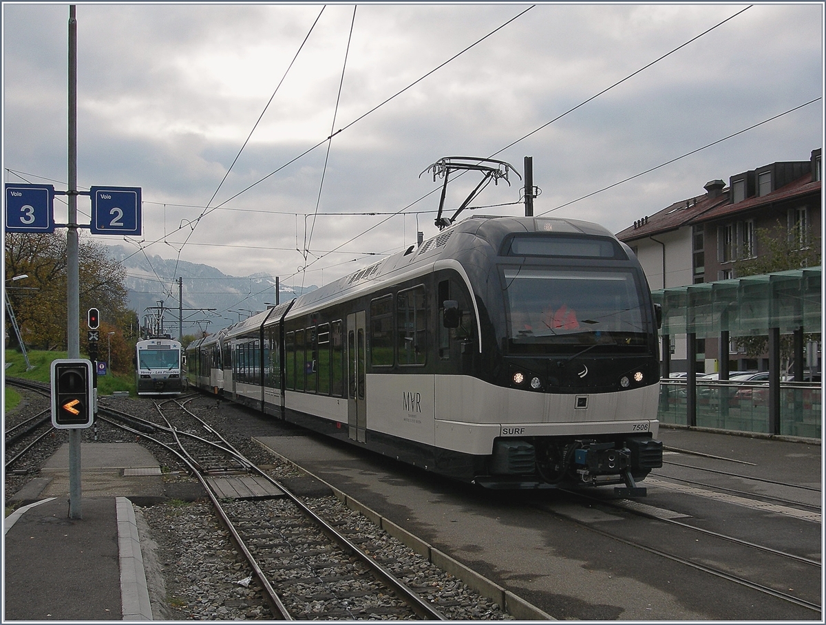 Da Baustellen bedingt der Fahrplan 2018 bei der MVR ausgedünnt wird, müssen wohl die Züge verlängert werden, jedenfalls fanden schon die ganze Woche Schulungs- und Testfahrten statt. Da dafür scheinbar alle CEV MVR SURF ABeh 2/6 bei der CEV weilen, teilen sich ein ABDe 8/8 und Be 4/4 den MVR Regionalverkehr bei der MOB (Montreux sonzier/Les Avants). Das Bild zeigt zwei ABeh 2/6 in Blonay, die nach dem Planzug (rechts im Bild angedeuet) auf Blockdistanz Richtung Vevey fahren. 
7. Nov. 2017
