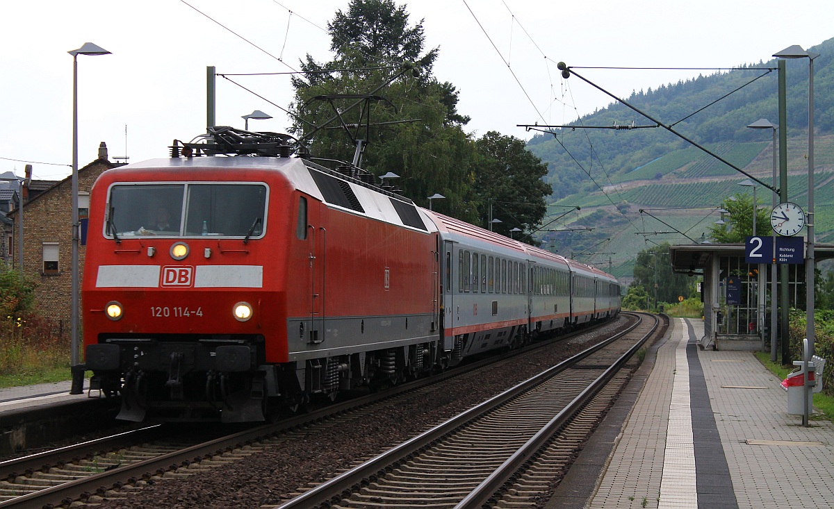 Da die BR 103 bei Feierlichkeiten in Basel Bad Bhf weilte wurde der EC 118/119 von 120 114-4 gezogen. Trechtingshausen 13.09.2013