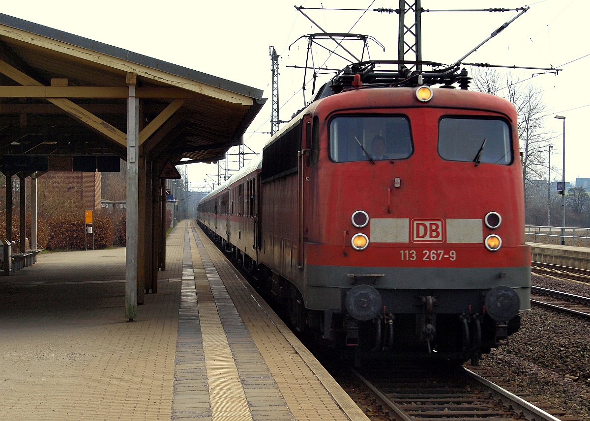 Da der CNL 472/473 demnächst eingestellt wird hier nochmal ein Bild aus besseren Zeiten als noch vernünftige Loks  Nachzugdienst  hatten, es zeigt die inzwischen z-gestellte 113 267-9(112 267-0) die hier mit dem CNL 472 aus Basel kommend durch Schleswig rauscht. 20.03.2011(üaVinG)