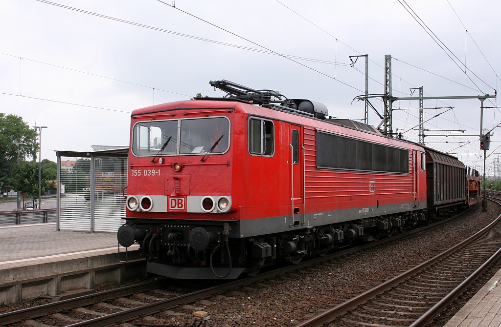 Da das erste Bild der 155 039-1 wegen ein paar Sträuchern vor dem Fahrwerk aus dem Gbf Neumünster abgelehnt wurde, nehmen wir eben das langweilige Bahnsteigbild. Neumünster Pbf 28.06.12(Text enthält Spuren von Ironie)