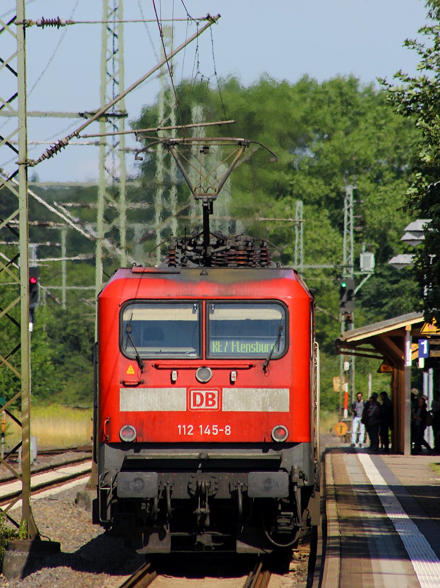 Da die ersten angetriebenen Endwagen der Twindexx Serie in Kiel eingetroffen sind ist es nur noch eine Frage der Zeit wann die ziemlich anfällig gewordenen Loks der Baureihe 112 hier verschwunden sind. Ein Grund mehr nochmal ein paar Aufnahmen zu machen...hier steht die DB Regio Kiel/ NAH.SH 112 145-8 mit dem RE7 nach Flensburg im Bahnhof Schleswig. 14.07.2017