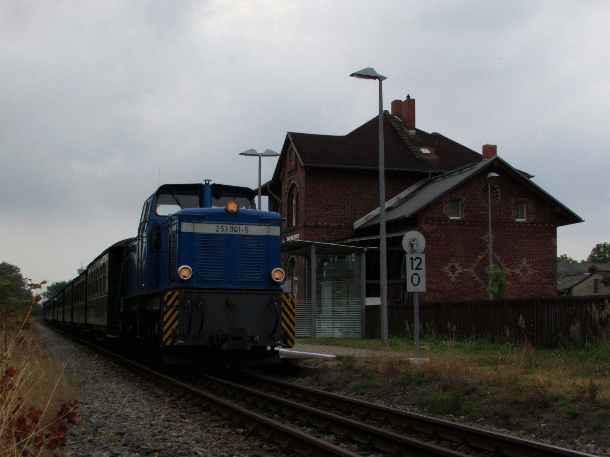Da es in Lauterbach Mole keine Umfahrungsm�glichkeit gibt f�hrt die 251 901-5 Ri. Lauterbach als Schlu�lok und Ri. Putbus als Zuglok mit.Hier f�hrt sie mit P 105 am Bahnhof Lauterbach(R�gen) vorbei.Aufgenommen am 30.07.2014