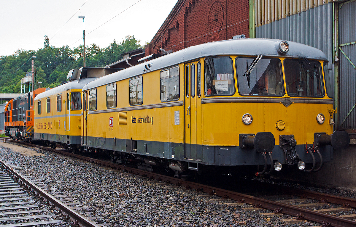 
Da es leicht am Regnen war, hatte ich freies Schussfeld....
Der Gleismesszug 725 002-0 / 726 002-9 der DB Netz Instandhaltung ist am 16.08.2014 im Südwestfälischen Eisenbahnmuseum in Siegen ausgestellt, hier war am 16./17. Aug. 2014 das bekannte Lokschuppenfest.

Spenderfahrzeug von 725 002-0 war der DB 798 676-3, ex DB VT98 9676, diese wurde 1959 von der Waggonfabrik Uerdingen unter der Fabriknummer 66557, und 1974 in dieses Fahrzeug umgebaut.
Der 726 002-9 wurde 1974 bei MBB in Donauwörth unter der Fabriknummer  09 27 gebaut.

Die Kontrolle der Fahrwege erfolgte noch bis in die DB Zeit durch den Streckenläufer. Ab 1950 wurde Ultraschall zur Prüfung der Gleise eingesetzt. In den 1970er Jahren war der Bestand an Gleismesswagen bei der Deutschen Bundesbahn gering, außerdem war die Höchstgeschwindigkeit der eingesetzten Fahrzeuge zu niedrig. Im Jahre 1974 entwickelte daher das Bundesbahn-Zentralamt München einen neuartigen zweiteiligen Gleismesstriebzug (GMTZ) auf Basis der BR 798 und des TVT 701. So wurden fünf  VT der BR 789 (798 804, 674, 779, 674 und 799) im AW Kassel zu den Fahrzeugen 725 001 bis 005 umgebaut. Diese Fahrzeuge dienen als Antriebs- und Mannschaftswagen, sowie zur Energieversorgung. 

Die Messergebnisse werden mittels der motorlosen, bei Messerschmitt-Bölkow-Blohm in Donauwörth, neu gebauten und mit Messtechnik von der Schweizer Firma Matisa ausgerüsteten,  Messwagen 726 001 bis 005 erzielt. Die Messzüge werden im gesamten Bereich der DB eingesetzt, aber auch für die CFL in Luxemburg ist der DB-Messzug im Einsatz.  Die Züge gehören mittlerweile zum Geschäftsbereich DB Netz Instandhaltung und sind in Minden beheimatet.

Der Motortriebwagen BR 725:
Der Triebwagen Baureihe entspricht im Aufbau des Wagenkastens dem Uerdinger Schienenbus BR 798. Unverändert beibehalten wurde das Untergestell mit Luftfederung, der Antrieb mit Motor, Getriebe und Kühlanlage, die Radsätze, die Bremse und die elektrische Ausrüstung. Für den Antrieb hat er seine zwei Fahrmotoren des Typs Büssing U10 behalten. Diese 9,8 Liter Sechszylinder-Unterflur-Dieselreihenmotoren mit 150 PS (110 kW) Leistung übertragen ihr Drehmoment über eine hydraulische Kupplung und ein elektromechanisches Schaltgetriebe jeweils auf die entfernt liegende Achse, über eine Gelenkwelle auf das Radsatzwendegetriebe.

Auf beiden Seiten der Motorwagen der Baureihe 725 wurden drei Fenster entfernt und der Geräuschpegel im Innenraum vermindert, darüber hinaus wurde ein Führerstand entfernt. Im Innenraum stehen zwei Schlafabteile, ein Waschraum sowie ein Aufenthaltsraum mit Kochstelle und Kühlschrank zur Verfügung. Auf dem Dach wurde ein 200 Litern Wassertank installiert. Der Innenraum beherbergt auch einen Maschinenraum, der ein Diesel-Stromaggregat  (Hatz 1-Zylinder-Dieselmotor mit Bosch - Generator 5 kVA) aufnimmt, um die Messgeräte des Messwagens mit Strom zu versorgen.

Für die Heizung wird die Wärme des Motorkühlwassers ausgenutzt. Bei Motorstillstand wird der Wärmebedarf durch ein ölgefeuertes Heizgerät, das auch das Motorkühlwasser vorwärmt bzw. warm hält, gedeckt.

Technische Daten der BR 725:
Spurweite: 1.435 mm (Normalspur)
Achsformel: A A
Länge über Puffer/Kupplung: 13.950 mm
Breite: 3.000 mm
Achsabstand: 6.000 mm
Treibraddurchmesser: 900 mm (neu) / 850 mm (abgenutzt)
Eigengewicht: 23 t
Nutzlast: 1,5 t
Zul. Anhängelast: 20 t
Zur Mitfahrt zugel. Personen: 10
Leistung: 150 PS (110 kW) 
Max. Drehzahl: 1.900 U/min
Höchstgeschwindigkeit:  90 km/h

Fortsetzung, nachfolgendes Bild....
