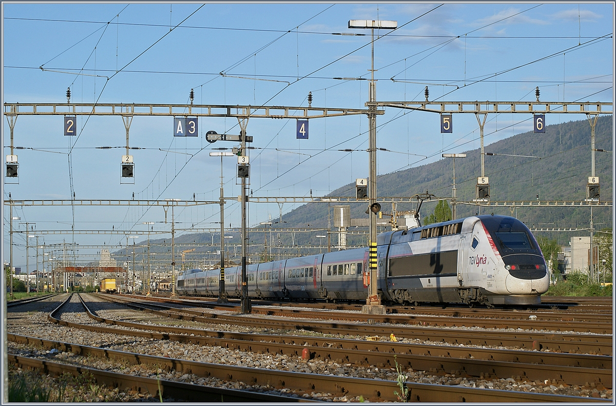 Da es wohl in Bern an einem geeigneten Abstellplatz fehlt, verbringt der TGV Paris -Bern Paris die Nacht im Rangierbahnhof von Biel.

Der TGV Lyria 4411 wartet am 24. April 2019 auf die Fahrt nach Bern. 

