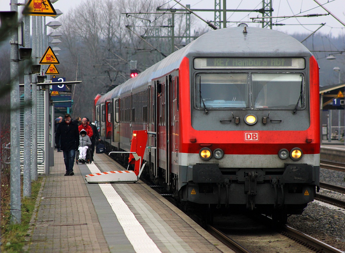 Da funktioniert doch tatschlich mal eine Rampe...Betriebsszene des RE7 mit Schublok 6112 157 aufgenommen in Bhf Schleswig. 03.01.2016