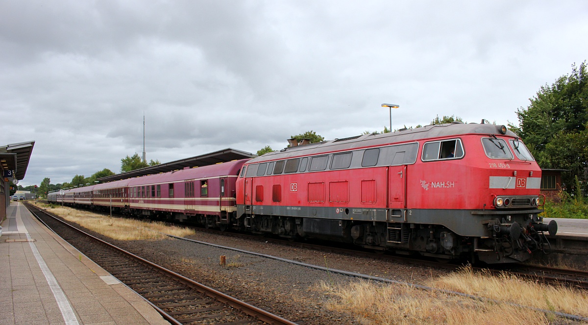 Da gibt es so viele schön aufgearbeitete Loks der BR 218 und man nimmt für einen Sonderzug so ein  Flodder  Teil....218 453 mit dem Sonderzug aus Lübeck kommend hier beim kurzen Halt in Husum aufgenommen. 14.07.2018