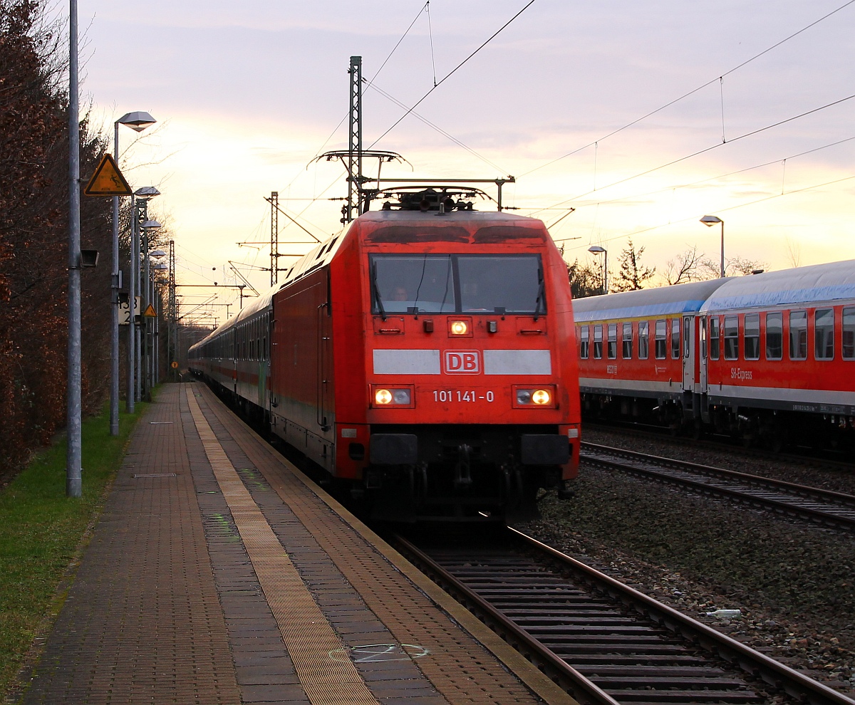 Da hätte man ihr die schwarze Werbung auch lassen können...IC Vorzeigelok DB 6101 141-0 auf ihrer Reise gen Flensburg, im Gepäck der LPF 78082(HH-Flensburg,Leerparks für IC 1981/2407). Schleswig 03.01.2014