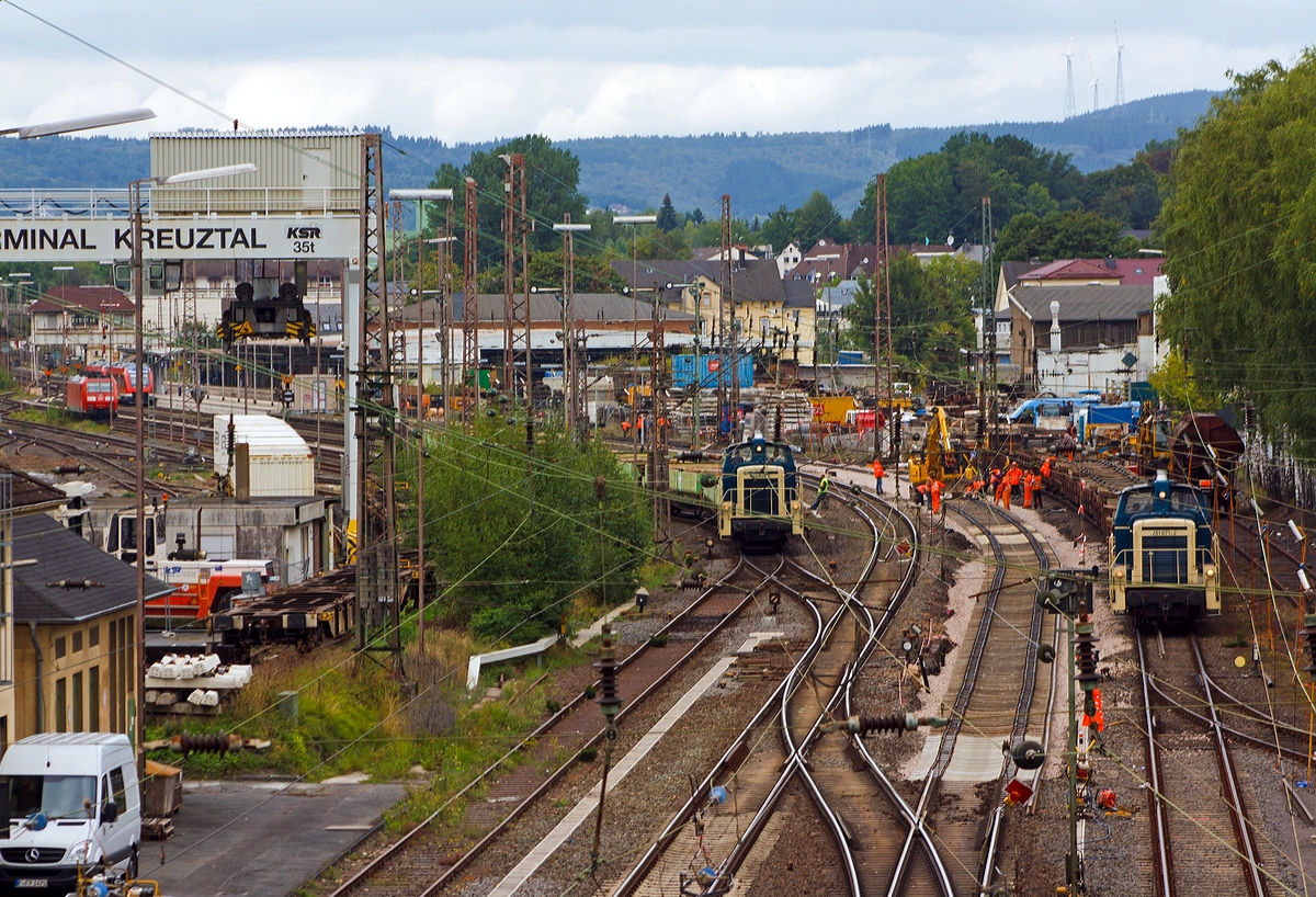 Da hat die KAF Falkenhahn Bau AG (Kreuztal) die Gleisbaustelle sofort vor der Haustre....
Gleisbaustelle an der KBS 440 (Ruhr-Sieg-Strecke) bzw. DB-Streckennummer 2800 in Kreuztal, Gleis 1 wird erneuert, das Lager der KAF ist gleich neben dem Gleis.
 
Aufnahme von der Langenauer Brcke am 15.09.2013.