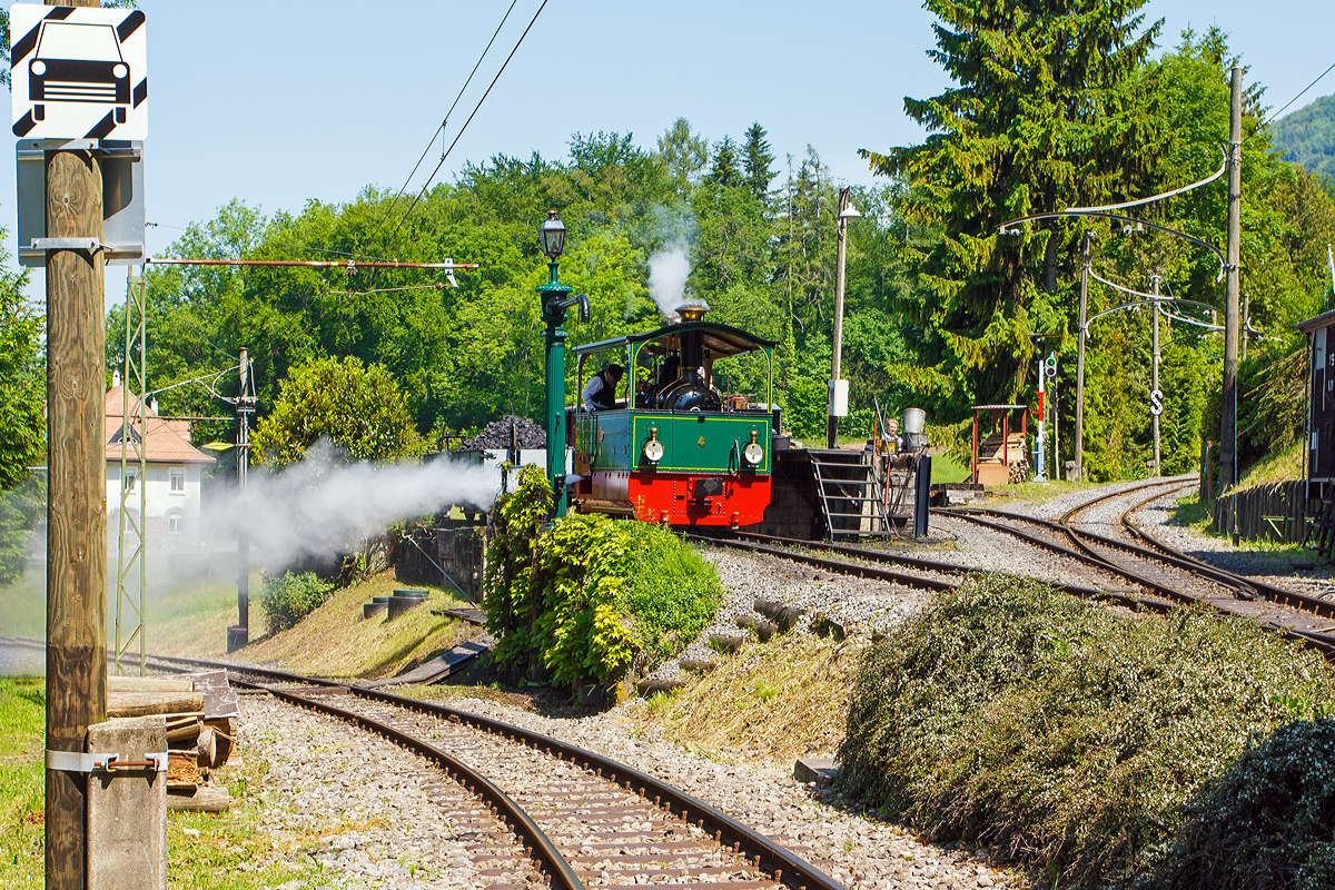 
Da hat wohl jemand zuviel Dampf und muss ihn anlassen - Die G 2/2 Krauss-Kastendampflok (Tramlok) Nr. 4 der Museumsbahn Blonay–Chamby steht am 27.05.2012 beim Wasserhahn bzw. bei der Bekohlung in Chaulin. 

Die Lok wurde 1900 bei Krauss, München unter der Fabriknummer 4278 für die Ferrara Codigoro (FER), Italien, gebaut.