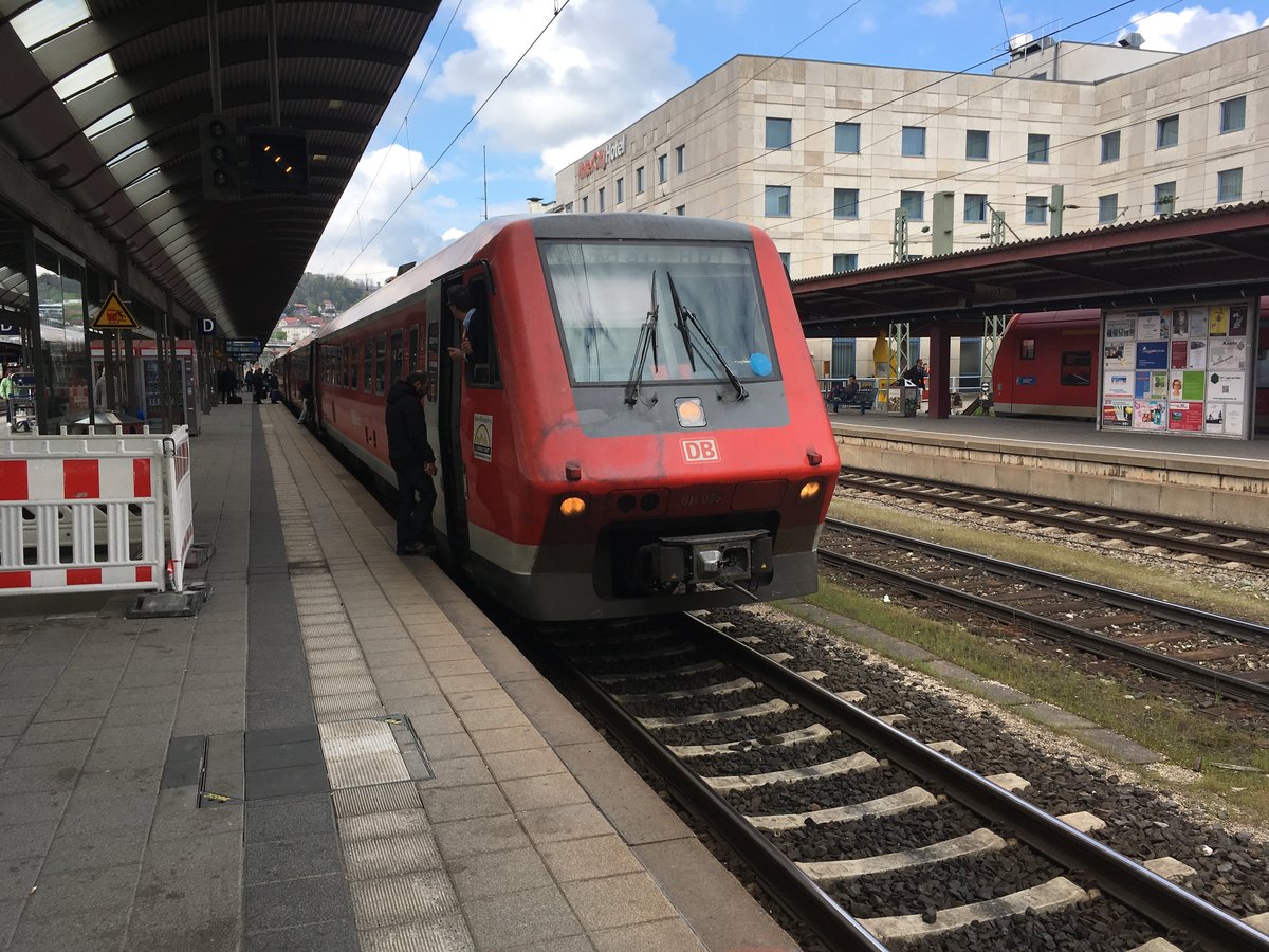 Da heute eine Doppelstockgarnitur der Südbahn ausfiel mussten wieder die 611er ran, zu meiner Freude so hatte ich erstmals eine Fahrt von Stuttgart nach Ulm mit den 611 gehabt.

Hier zu sehen sind 611 033 und 611 011 als Ire 4221 kurz nach der Ankunft aus Stuttgart in Ulm Hbf.

03.05.17