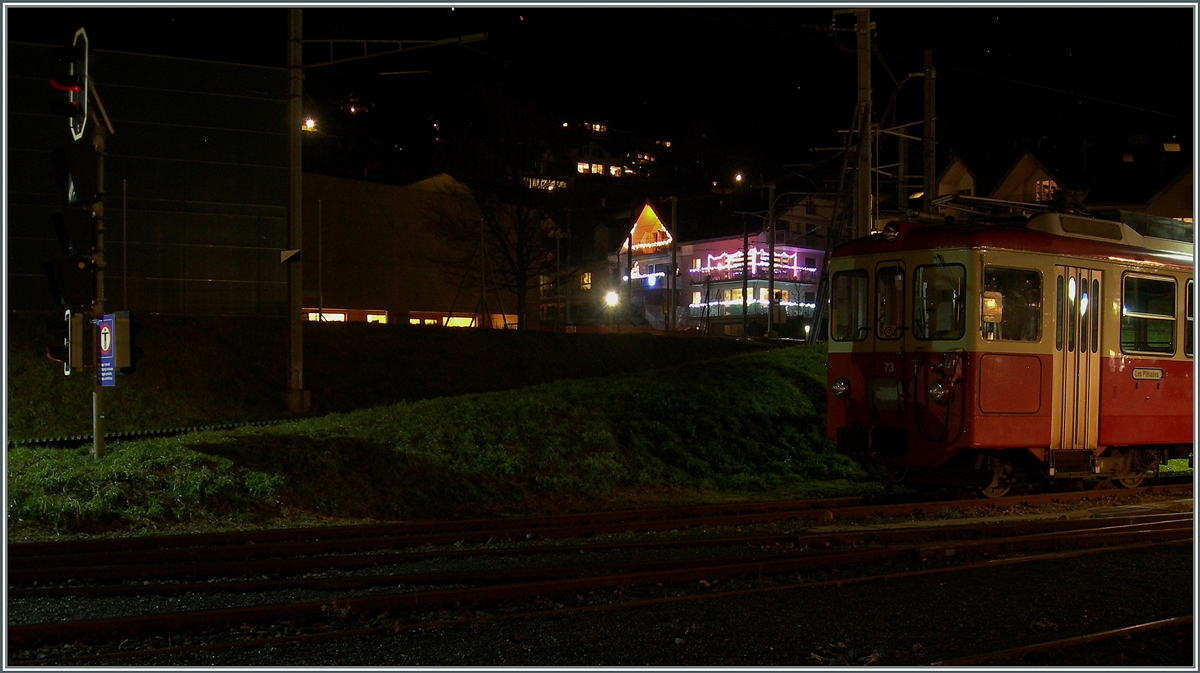 Da kam die  Kleine Knipse  ganz klar an ihre Grenze; Weihnachtlicher Lichterglanz und BDeh 2/4 74 in Blonay. 
17. Dez. 2015