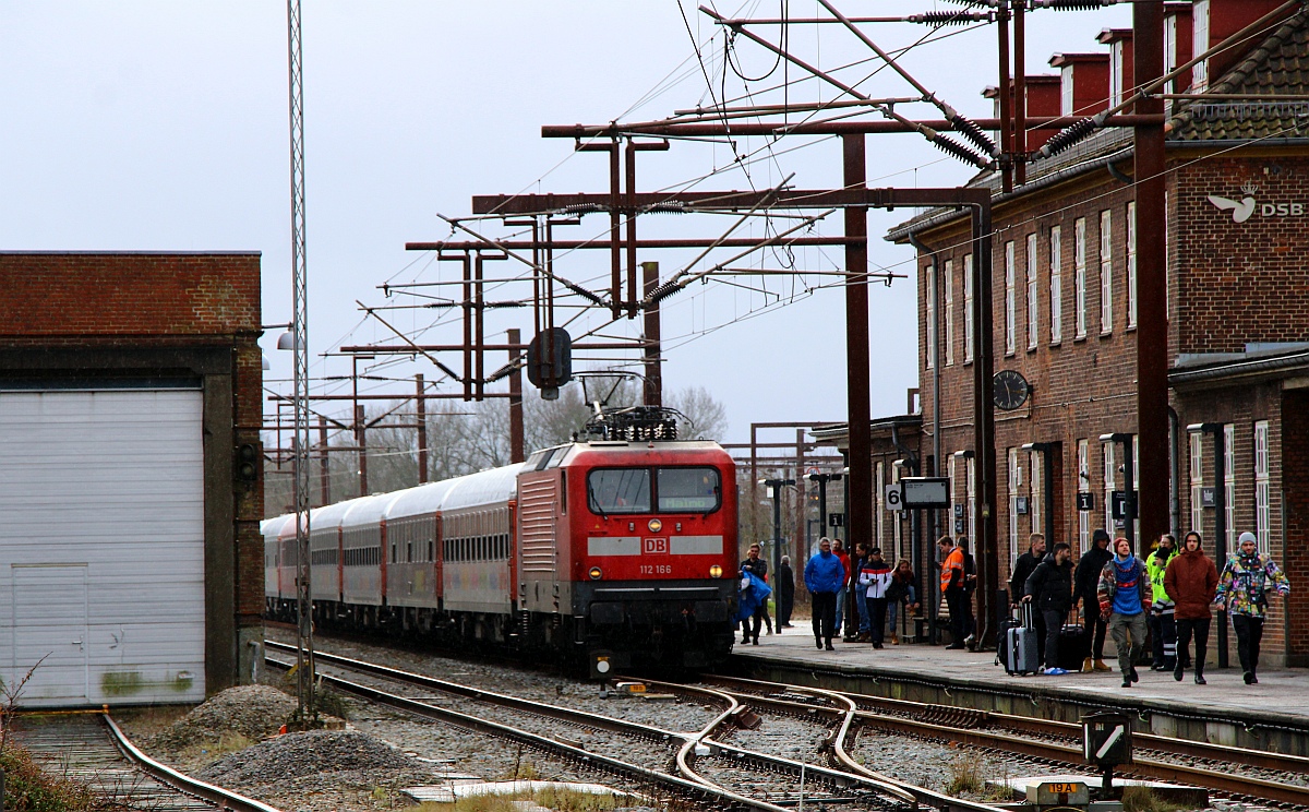 Da kommt er angeschlichen der D 304 aus Innsbruck....mit 112 166-4 als Zuglok. Pattburg/DK 29.01.2023