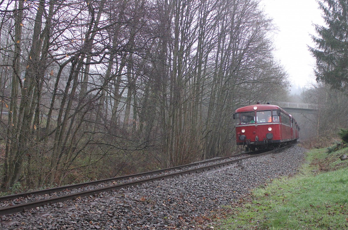 Da kommt er...Leise aus dem Wald angebrummt, der Nussknackerexpress nach Puderbach am 13.12.2015