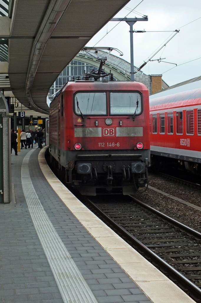 Da kommt man mal etwas fr�her am Bahnhof an um noch ein bisschen in der Bahnhofsb�cherei in Zeitschriften zu schm�ckern - Und schon herrscht Ausnahmezustand am Berliner Ostbahnhof. Am 15.5.14 wurden Kreuzfahrer auf Landgang aus Warnem�nde mit zwei Sonderz�gen und insgesamt etwa 25 Wagen nach Berlin gefahren und danach in (mindestens) 14 Stadtrundfahrtbusse umgeladen. Die Kieler 112 146 hatte die Aufgabe, den zweiten Sonderzug aus Warnem�nde nach Berlin zu bringen, hier unmittelbar nach der Ankunft um 10:54 Uhr.