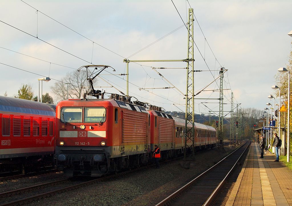 Da kommt sie...112 142-5 wurde kurzfristig wegen der sowieso schon enormen Verspätung aller Züge als Hilfslok eingesetzt und holte die schadhafte 143 966-0 mit der RB aus Jübek ab. Schleswig 04.11.12