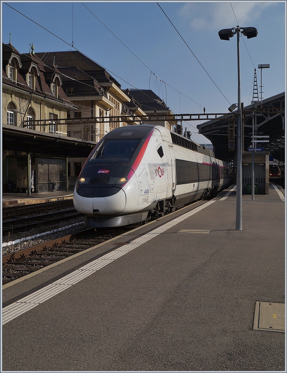 Da Lyria ihre Flotte auf den Fahrplanwechsel von 19 POS auf 15 Euroduplex TGV-Züge umstellt, werden die POS ab Fahrplanwechsel in ein neues Einsatzgebiet versetzt und dazu bereits farblich angepasst: Der  InOui  TGV 4404 ist als TGV Lyria 9261 von Paris an seinem Ziel in Lausanne angekommen und wird nun bis zur Bereitstellung der baldigen Rückfahrt in die Abstellgruppe fahren.

4. Dezember 2019