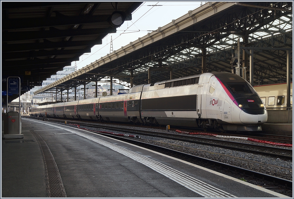 Da Lyria ihre Flotte auf den Fahrplanwechsel von 19 POS auf 15 Euroduplex TGV-Züge umstellt, werden die POS ab Fahrplanwechsel in ein neues Einsatzgebiet versetzt und dazu bereits farblich angepasst: Der  InOui  TGV 4404 ist als TGV Lyria 9261 von Paris an seinem Ziel in Lausanne angekommen und wird nun bis zur Bereitstellung der baldigen Rückfahrt in die Abstellgruppe fahren.

4. Dezember 2019