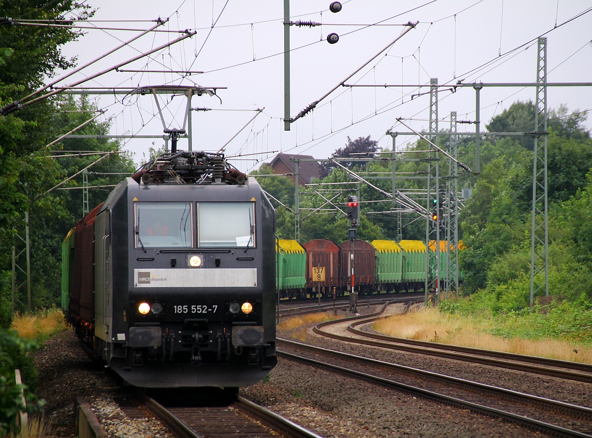 Da man Anfangs mit Dieselloks(BR 223 und BR 246) fuhr und diese enorme Schwierigkeiten in Rendsburg hatten wurden viele der Holzzüge ab Sommer mit E-Loks der BR 185(CFLCD) und E 437(Akiem/HSL) nach Padborg und Jübek gebracht. Hier rauscht die MRCE/CFL 185 552-7 mit einem dieser Leerzüge durch Schleswig nach Padborg. 08.07.2014