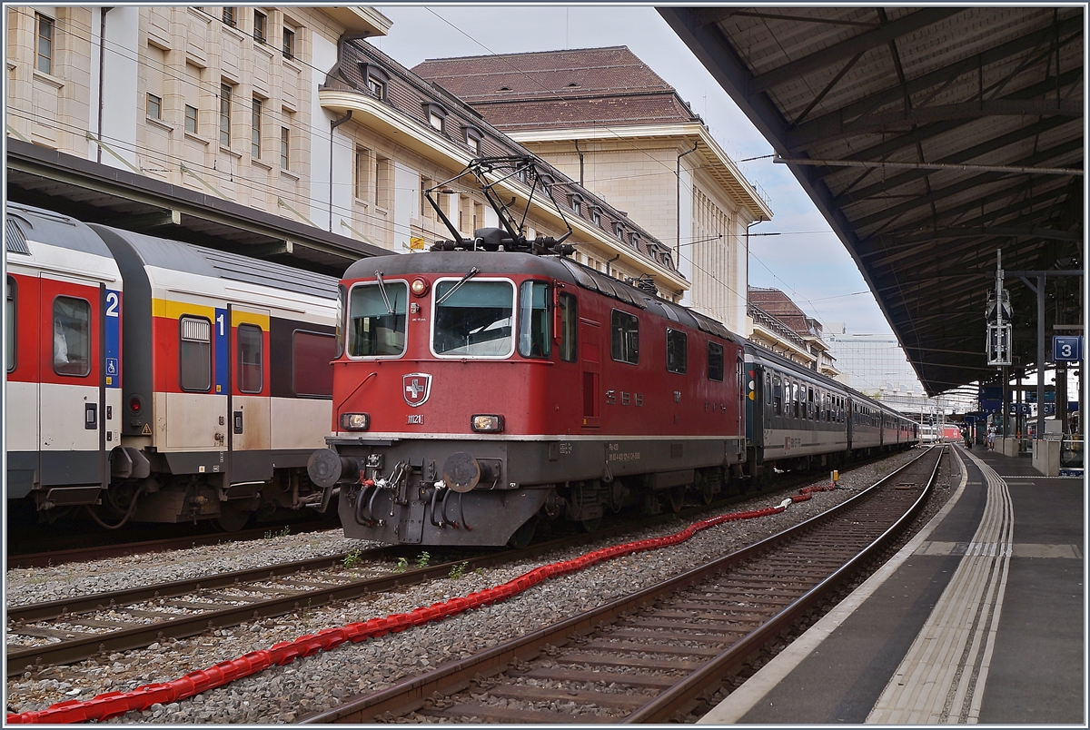 Da nicht nur ETCS bedingt die SBB Re 4/4 II der ersten Serie (11007 bis 11155) in Lausanne eher selten zu sehen sind, lohnt sich bei einem Besuch der schönen Lok immer eine Bild, oder auch zwei …

Die SBB Re 4/4 II 11121 (Re 420 / 91 85 4 420 121-6 mit einem abgestellten Extrazug in Lausanne auf Gleis 2. 

17. Aug. 2019