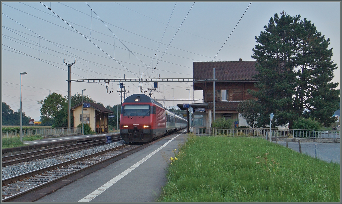 Da die RER Züge von Lausanne in Villenueve enden, halten an der schmucken Station von Roche VD zur Zeit nur vier Zugspaare, und so fährt auch die SBB RE 460 094-6 mit ihrem IR 1707 ohne Halt durch.
12. August 2015