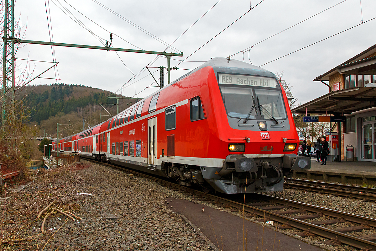 
Da so diese Bilder bald nicht mehr möglich sind, weil das Gleis 107 reaktiviert wird, habe ich nochmal diesen Standort gewählt. 

Steuerwagen voraus fährt am 13.03.2015 der RE 9 (rsx - Rhein-Sieg-Express) Siegen - Köln - Aachen auf Gleis 106 in den Bahnhof Betzdorf/Sieg ein.  Hier ist es ein 2. Klasse Doppelstockwagen-Steuerwagen 2. Klasse der Gattung DBbzfa 761.2 und vier weitere Doppelstock-Wagen, Schublok war die 111 016-2.