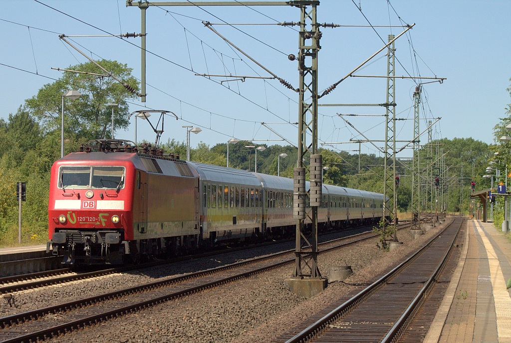 Da die Sonnenseite nicht vorzeigbar war auf Grund von unfreiliigen farblichen Veränderungen an der Lok habe ich 120 120-1 mit IC 2417 nach Köln bei der Einfahrt in Schleswig mal in der unbeliebteren Schattenseiten-Version aufgenommen. 21.07.2013