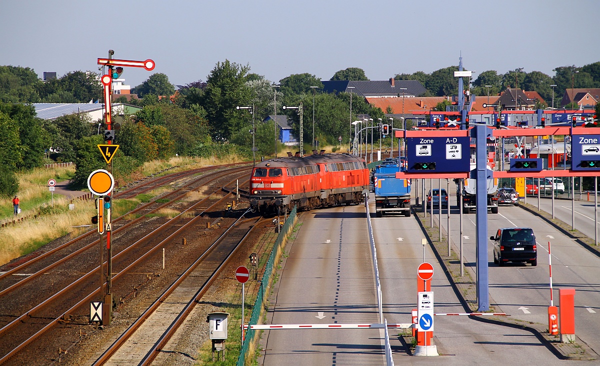 Da überqueren sie die Strasse....DB 218 313-5 und eine Schwesterlok haben gerade einen SyltShuttle nach Niebüll gebracht und werden nun an das andere Ende des Zuges rangiert. Niebüll 22.07.2014