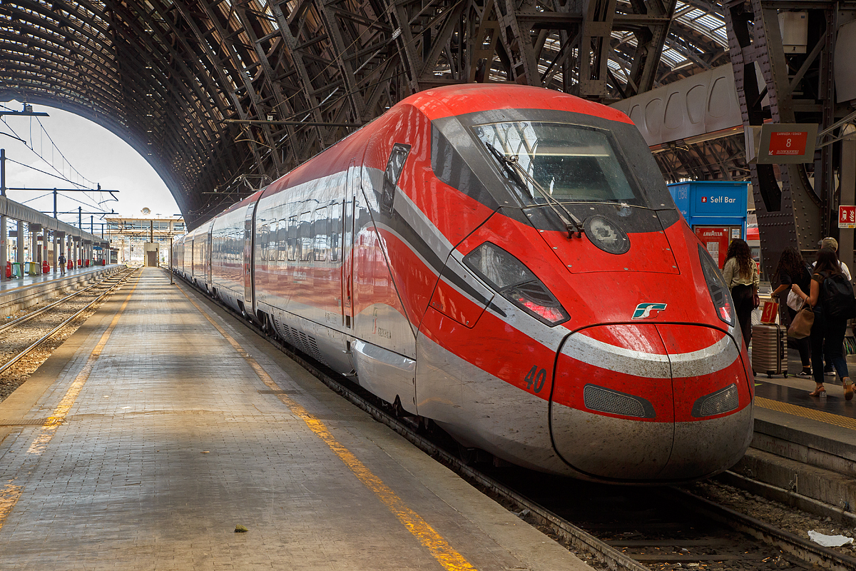 Da ist unser Zug nach Roma Termini...
Der Trenitalia Frecciarossa 1000 - ( Rote Pfeil 1000 ), der ETR 400 40 ist am 12.07.2022 im Bahnhof Milano Centrale (Mailand Hbf), als Frecciarossa 1000 / AV 9631 nach Napoli Centrale, bereitgestellt. 