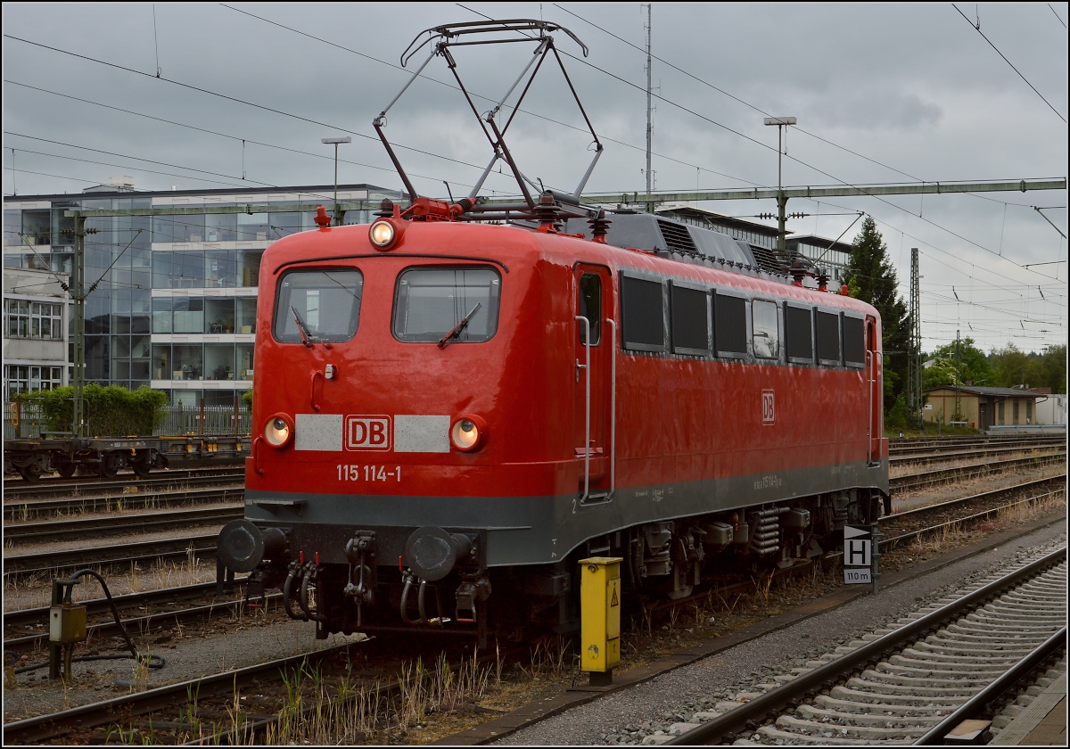 Da unterbricht man gerne die Reise, wenn man die dienstälteste Lok der DB antrifft, die auch noch frisch lackiert durch die Lande fährt. 115 114-4 wartet in Singen auf den IC Zürich-Stuttgart. Mai 2014.