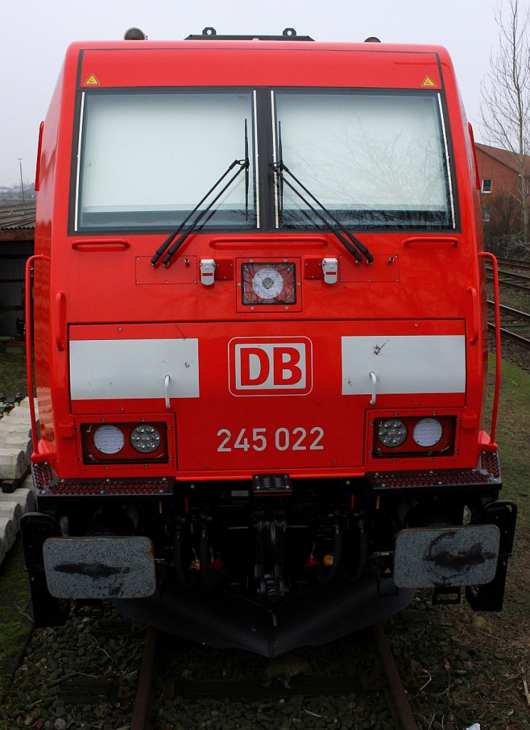 Da vermisst man doch die guten alten E10 E40 E41 und E50 Loks wenn man sieht das egal ob elektrisch mit einem oder so wie hier die 1245 022 mit vier Motoren oder mit beiden Systemen die Loks doch alle gleich aussehen...ghhhnnn...Niebll 19.12.2015