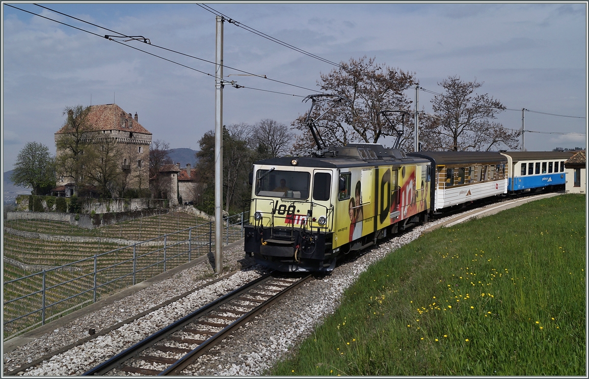 Da der Vier-Wagenzug zu lang war für meine Kamera (!) musste ich mehr oder weiger geschickt  abschneiden ...
GDe 4/4 mit dem MOB Regionalzug 2213 bei Le Châtelard. 
4. April 2014