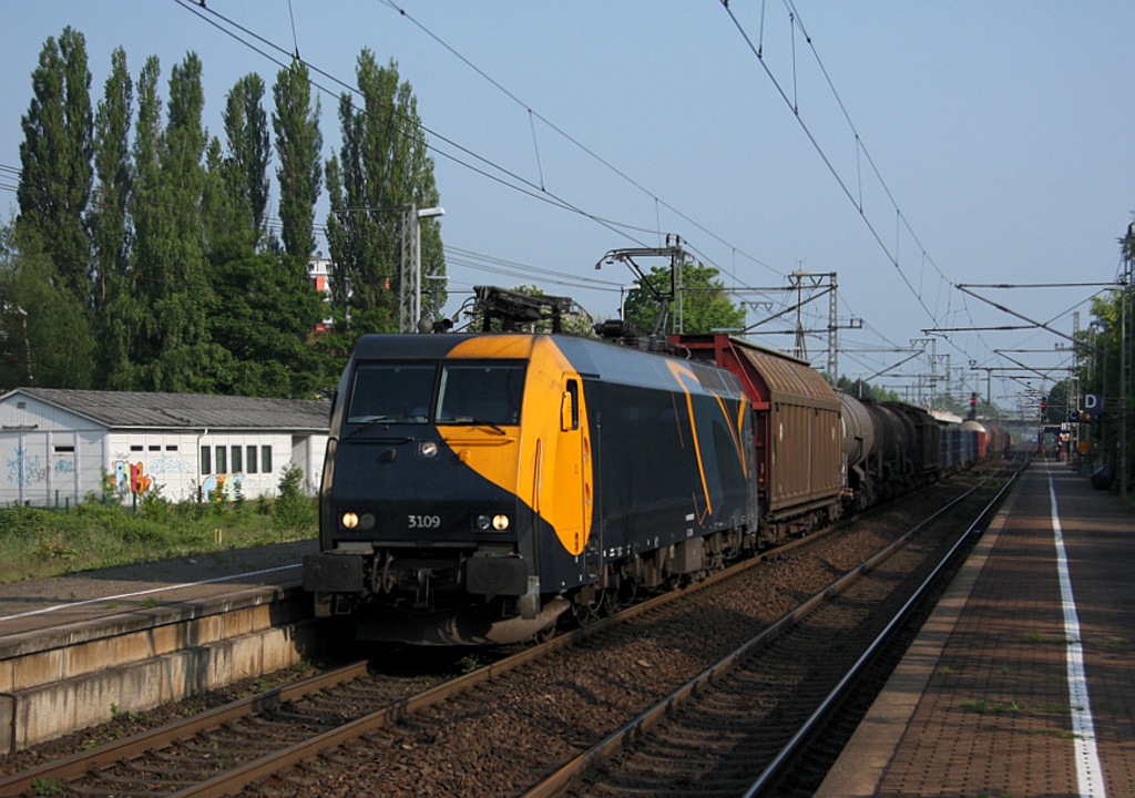 Da war sie noch im schicken Farbkleid unterwegs...EG 3109 rauscht hier mit einem langen Gz durch den Bhf Elmshorn. April 2009