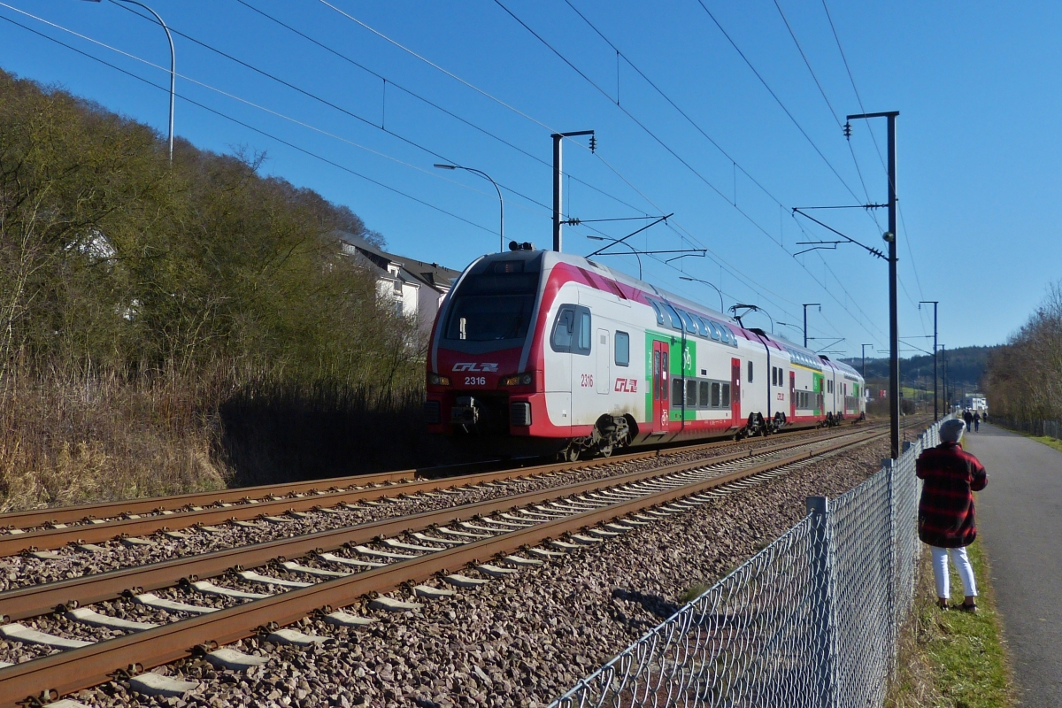 Da will ich den Triebzug 2316, in Richtung Mersch fotografieren, steht mir diese Fotografien wieder im Bild. 21.02.2021