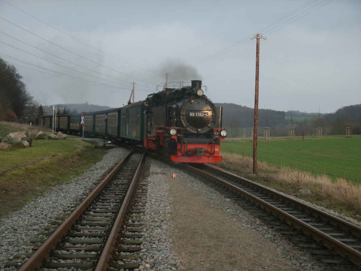 (Dampf)Achim kam,am 29.Dezember 2013,mit der 99 1782 vor dem P106 G�hren-Putbus in Seelvitz an,da Niemand Aus-und Einstieg konnte der Zug ohne Halt durch die Station fahren. 