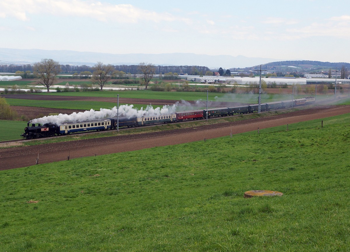 Dampfbahn Bern: Eb 3/5 5810 ehemals SBB mit dem legendären Whisky Train bei Kerzers unterwegs am 19. April 2015.
Foto: Walter Ruetsch 