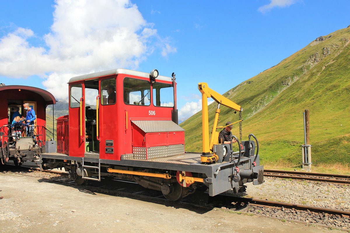 Dampfbahn Furka Bergstrecke: Der Dieseltraktor Tm 506 (urspr. CJ, Baujahr 1953) auf der Furka, nachdem er den Dampfzug in West-Ost Richtung durch den Tunnel schieben half. 23.August 2020 