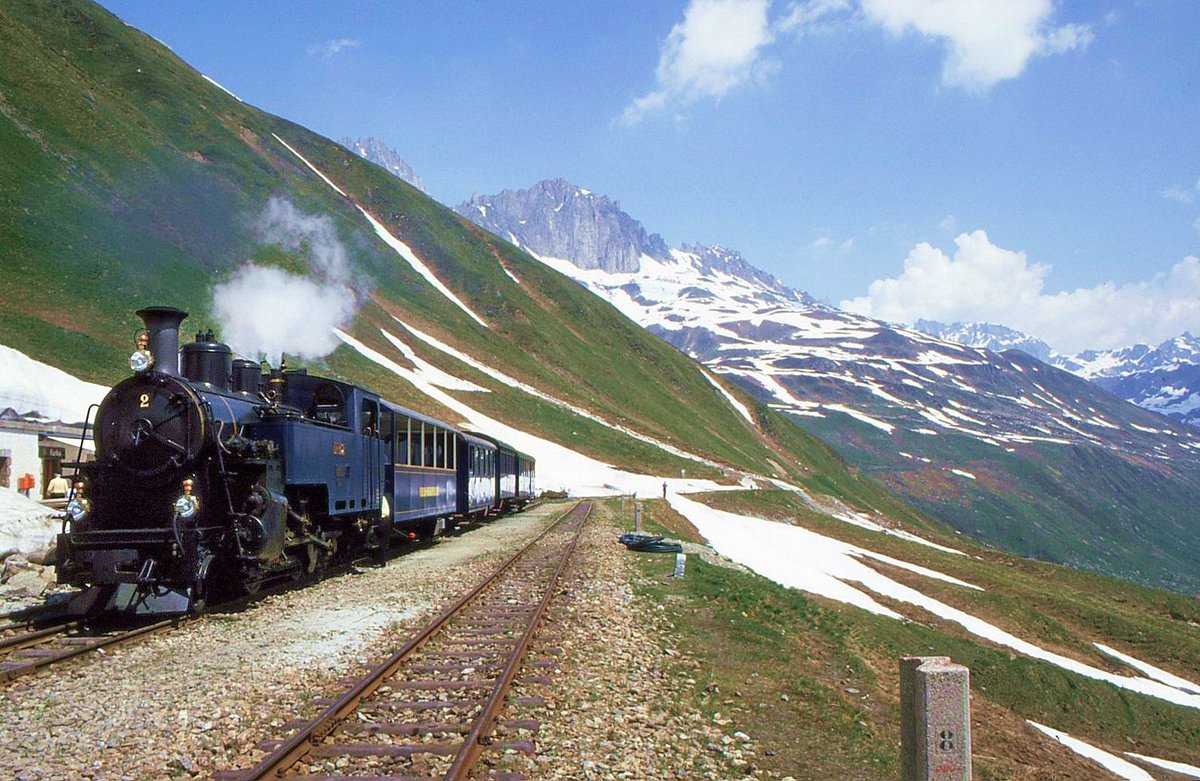 Dampfbahn Furka Bergstrecke: HG 3/4 2 (heute Nr. 9) mit ihrem Zug auf der Furka. 1.Juli 1995