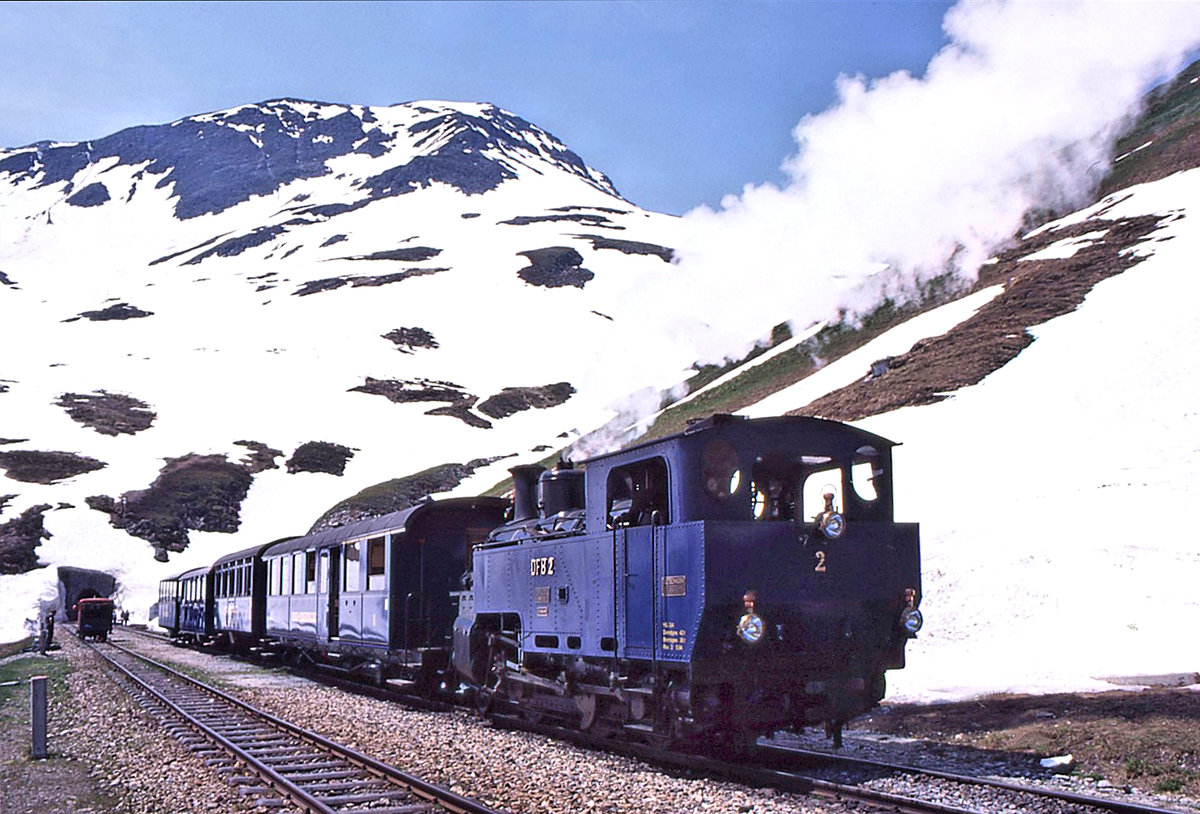 Dampfbahn Furka Bergstrecke: Lok 2 (heute 9) mit ihrem Zug auf der Furka. 1.Juli 1995 