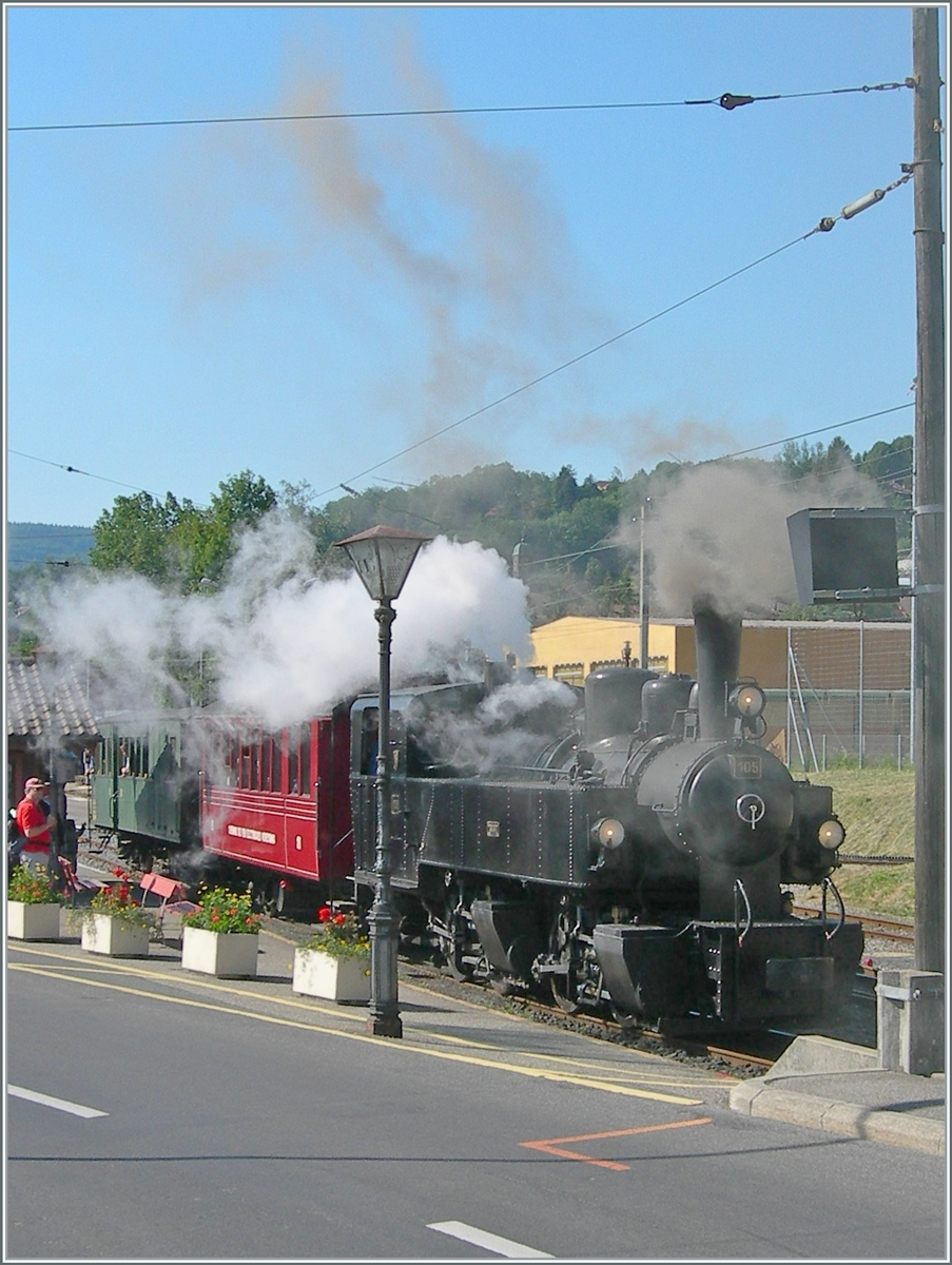 Dampffestival 2006 der Blonay-Chamby Bahn: Damals zeigte sich die die SEG G 2x 2/2 105 der Blonay Chamby Bahn noch ganz in Schwarz und entsprach somit der Farbschema der meisten schweizer Dampfloks. Die Mallet Dampflok wartet mit ihrem Dampfzug in Blonay auf die Abfahrt nach Chaulin. 

4. Juni 2006 