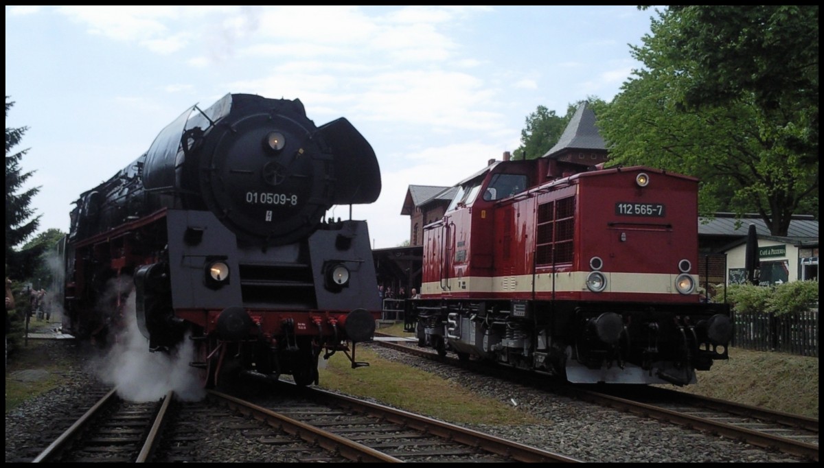 Dampflok der 01er Baureihe und eine Diesellok der 112er Baureihe in Putbus am 20.05.2012  