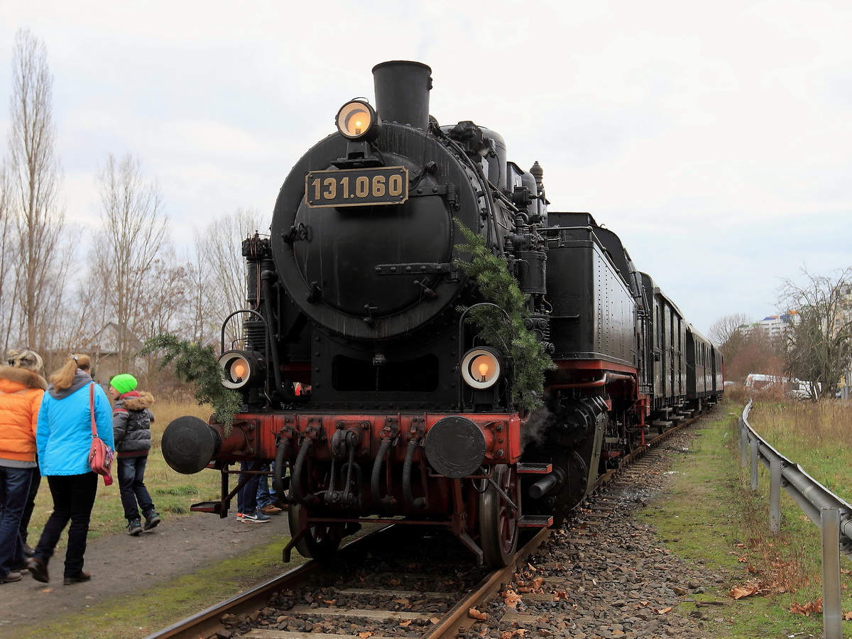 Dampflok 131.060 im provisorischen Haltepunkt „Wilhelmsruher Damm“ in Berlin am 06.12.2015. Platz 2 (Bild des Monats) Dezember 2015