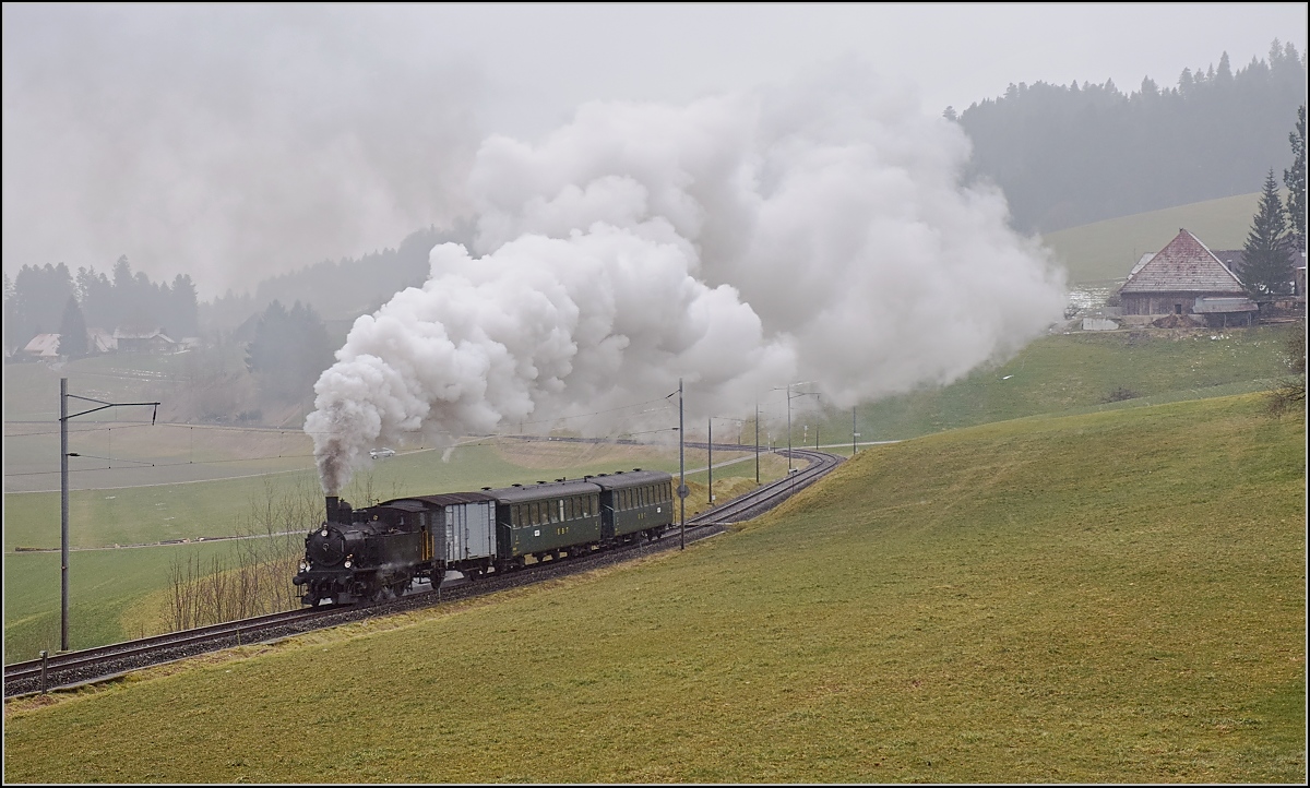 Dampflok Ed 3/4 Nr. 2 der Solothurn-Münster-Bahn in Griesbach. Betreut wird die Lok durch den Verein historische Emmentalbahn. Mit im Gepäck hat sie zwei vierachsige Leichtstahlplattformwagen und einen K2. Februar 2018. 