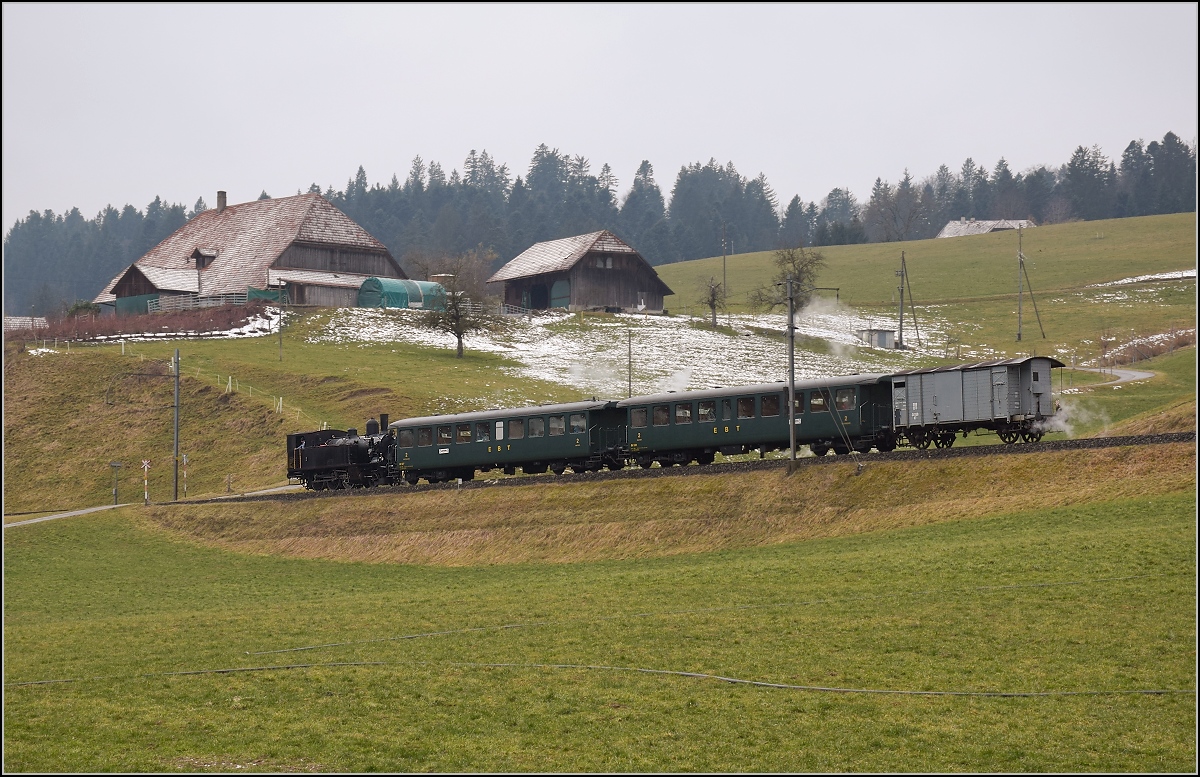 Dampflok Ed 3/4 Nr. 2 der Solothurn-Münster-Bahn zwischen Griesbach und Gammenthal. Betreut wird die Lok durch den Verein historische Emmentalbahn. Mit im Gepäck hat sie zwei vierachsige Leichtstahlplattformwagen und einen K2. Februar 2018.