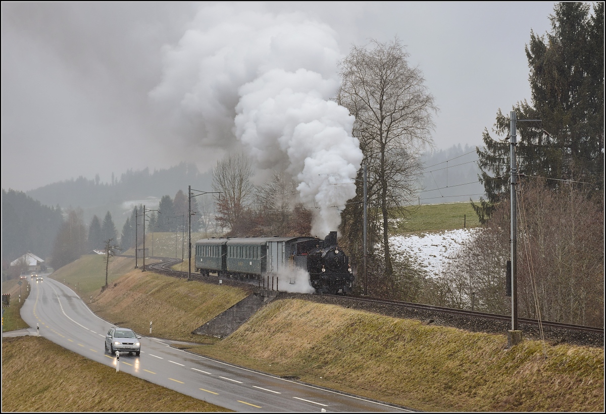 Dampflok Ed 3/4 Nr. 2 der Solothurn-Münster-Bahn bei Griesbach. Betreut wird die Lok durch den Verein historische Emmentalbahn. Mit im Gepäck hat sie zwei vierachsige Leichtstahlplattformwagen und einen K2. Februar 2018.