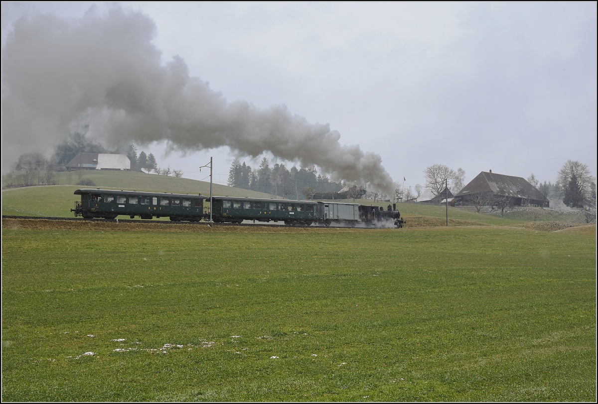 Dampflok Ed 3/4 Nr. 2 der Solothurn-Münster-Bahn bei Gammenthal. Betreut wird die Lok durch den Verein historische Emmentalbahn. Mit im Gepäck hat sie zwei vierachsige Leichtstahlplattformwagen und einen K2. Februar 2018.