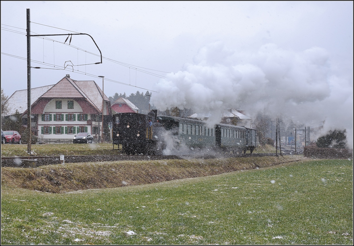 Dampflok Ed 3/4 Nr. 2 der Solothurn-Münster-Bahn bei Affoltern-Weier, der Scheitelpunkt der Strecke ist gleich erreicht. Betreut wird die Lok durch den Verein historische Emmentalbahn. Mit im Gepäck hat sie zwei vierachsige Leichtstahlplattformwagen und einen K2. Februar 2018. 